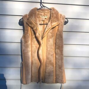 AMI WOMENS ZIPPERED FAUX FUR  BEIGE/ TAN VEST SIZE SMALL